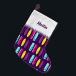 Surfplanken Meerkleurig Surfpatroon Kleine Kerstsok<br><div class="desc">Oproep aan alle surfers,  kite surfers en boarders. Deze kleurrijke kerstkous heeft een lichtsterke surfplank op een rijke paarse achtergrond. Voeg je eigen naam toe.</div>