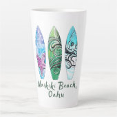 Surfplanken met Waikiki Beach Oahu Waterverf Latte Mok (Voorkant)