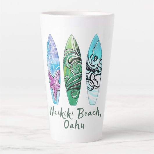 Surfplanken met Waikiki Beach Oahu Waterverf Latte Mok (Voorkant)