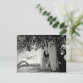 Surfplanken onder een boom briefkaart (Staand voorkant)