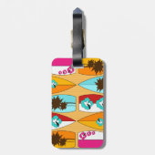 Surfplanken op de promenade Zomer strand thema Bagagelabel (Achterkant verticaal)