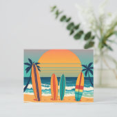 Surfplanken op een tropisch strand briefkaart (Staand voorkant)