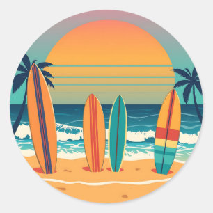 Surfplanken op een tropisch strand ronde sticker