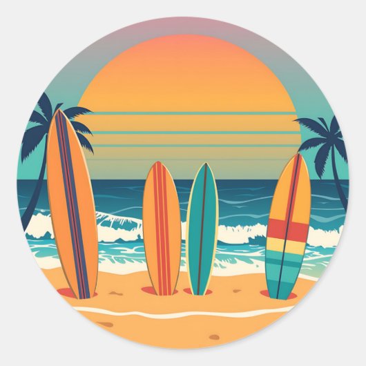Surfplanken op een tropisch strand ronde sticker (Voorkant)