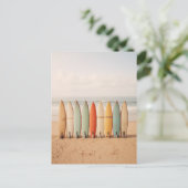 surfplanken op het strand briefkaart (Staand voorkant)