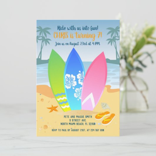 Surfplanken op het strandkinderfeestje kaart (Staand voorkant)