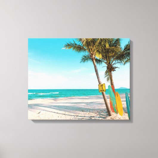 Surfplanken op strand kussenhoes canvas afdruk (Voorkant)