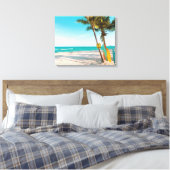 Surfplanken op strand kussenhoes canvas afdruk (Insitu (Slaapkamer))