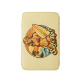 Surf's Up Bikini Pin-Up | Retro Surf Winkel Grafis Badmat (Voorkant Verticaal)