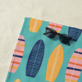 Surfs Up Roze Surfboards en bloemen Strandlaken (In situ)