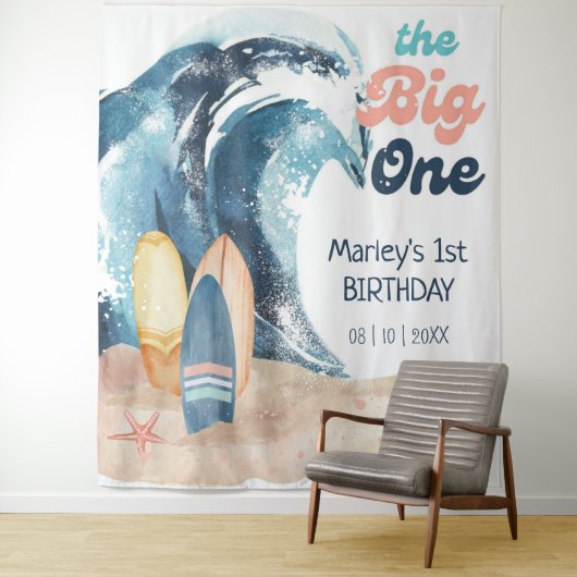 Surf's Up | The Big One Beach Baby 1e Verjaardag Wandkleed (In situ)