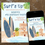 Surfs Up Verjaardagsfeest Jongens Surfboard uitnod Kaart<br><div class="desc">Surf's Up Verjaardagsfeestuitnodiging voor de verjaardag van uw jongen - ideaal voor een zwembadfeest, strandfeest, bbq, surfen, tropisch of elk plezier in het thema van de zon. Waterverf surfing beach scene beschikt over surfplanken, houten richtingaanwijzer (met de feesttijd en datum), tiki glass, ananas en hibiscus flower set op een zandstrand...</div>