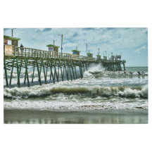 Surge onder de Bogue Pier Beach zeegezicht