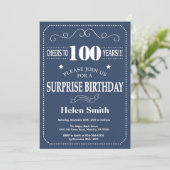 Surprise 100th Birthday Invitation Blue en Whit Kaart (Staand voorkant)