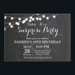 Surprise 16th Birthday Invitation Chalkboard Kaart<br><div class="desc">Verrassend 16e verjaardag Uitnodiging met de Achtergrond van het Koord van Lichten Chalkboard. 13e 15e 16e 18e 21e 30e 40e 50e 60e 70e 90e 100e,  elke leeftijd. Voor verdere aanpassing,  te klikken gelieve de knoop "van de Aanpassing het"en ons ontwerphulpmiddel te gebruiken om deze sjabloon te wijzigen.</div>