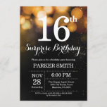 Surprise 16th Birthday Invitation Gold Glitter Kaart<br><div class="desc">Verrassend 16e verjaardag Uitnodiging met de gouden Lichten van het Koord met de Gouden Achtergrond van Glitter. Gouddag. Kinderen van afgelopen dag. Jongen of meisjes uitgenodigd. 13e 15e 16e 18e 21e 30e 40e 50e 60e 70e 90e 100e, elke leeftijd. Voor verdere aanpassing, te klikken gelieve de knoop "van de Aanpassing...</div>