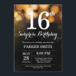Surprise 16th Birthday Invitation Gold Glitter Kaart<br><div class="desc">Verrassend 16e verjaardag Uitnodiging met de gouden Lichten van het Koord met de Gouden Achtergrond van Glitter. Gouddag. Kinderen van afgelopen dag. Jongen of meisjes uitgenodigd. 13e 15e 16e 18e 21e 30e 40e 50e 60e 70e 90e 100e, elke leeftijd. Voor verdere aanpassing, te klikken gelieve de knoop "van de Aanpassing...</div>
