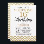 Surprise 16th Birthday Invitation Gold Glitter Kaart<br><div class="desc">Verrassend 16e verjaardag Uitnodiging met Gold Glitter Chevron. Zwart en goudglitter. Kinderen van afgelopen dag. Jongen of meisjes uitgenodigd. Voor verdere aanpassing,  te klikken gelieve de knoop "van de Aanpassing het"en ons ontwerphulpmiddel te gebruiken om deze sjabloon te wijzigen.</div>