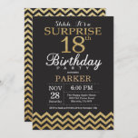 Surprise 18th Birthday Invitation Gold Glitter Kaart<br><div class="desc">Verrassend 18e verjaardag Uitnodiging met Gold Glitter Chevron. Chalkboard. Zwart en goudglitter. Volwassen verjaardag. Man of vrouwen uitgenodigd. Voor verdere aanpassing,  te klikken gelieve de knoop "van de Aanpassing het"en ons ontwerphulpmiddel te gebruiken om deze sjabloon te wijzigen.</div>