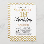 Surprise 18th Birthday Invitation Gold Glitter Kaart<br><div class="desc">Verrassend 18e verjaardag Uitnodiging met Gold Glitter Chevron. Zwart en goudglitter. Volwassen verjaardag. Man of vrouwen uitgenodigd. Voor verdere aanpassing,  te klikken gelieve de knoop "van de Aanpassing het"en ons ontwerphulpmiddel te gebruiken om deze sjabloon te wijzigen.</div>