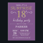 Surprise 18th Birthday Invitation Paars and Gold Kaart<br><div class="desc">Verrassend 18e verjaardag Uitnodiging met Paarse en gouden achtergrond. Volwassen verjaardag. Mannen of vrouwen uitgenodigd. Elke leeftijd. Voor verdere aanpassing,  te klikken gelieve de knoop "van de Aanpassing het"en ons ontwerphulpmiddel te gebruiken om deze sjabloon te wijzigen.</div>