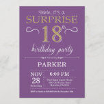 Surprise 18th Birthday Invitation Paars and Gold Kaart<br><div class="desc">Verrassend 18e verjaardag Uitnodiging met Paarse en gouden achtergrond. Volwassen verjaardag. Mannen of vrouwen uitgenodigd. Elke leeftijd. Voor verdere aanpassing,  te klikken gelieve de knoop "van de Aanpassing het"en ons ontwerphulpmiddel te gebruiken om deze sjabloon te wijzigen.</div>