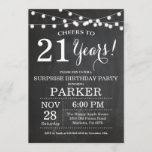 Surprise 21st Birthday Invitation Chalkboard Kaart<br><div class="desc">Verrassend 21st de Achtergrond van het Chalkboard van de Uitnodiging van de Dag van de Woensdag met de Lichten van het Koord. Zwart-wit. 13e 15e 16e 18e 21e 30e 40e 50e 60e 70e 90e 100e, elke leeftijd. Volwassen verjaardag. Vrouw of Man Man Birthday Party. Voor verdere aanpassing, te klikken gelieve...</div>