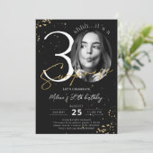 Surprise 30th Birthday Black Gold Photo Invitation Kaart (Staand voorkant)