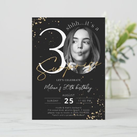 Surprise 30th Birthday Black Gold Photo Invitation Kaart (Staand voorkant)