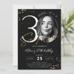 Surprise 30th Birthday Black Gold Photo Invitation Kaart<br><div class="desc">Verrassend 30th Birthday Gold Invitation Kaart met foto is een onderdeel van het collectie van de bruiloft. Dit product is voorzien van aanpasbare foto's met gouden glitter sparkles. Klaar met decoratieve lettertypen. Bekijk meer overeenkomende producten in onze winkel.</div>