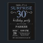Surprise 30th Birthday Invitation Black and Blue Kaart<br><div class="desc">Verrassend 30e verjaardag Uitnodiging met Zwarte en Blauwe Glitter Achtergrond. Chalkboard. Volwassen verjaardag. Mannen of vrouwen uitgenodigd. Elke leeftijd. Voor verdere aanpassing,  te klikken gelieve de knoop "van de Aanpassing het"en ons ontwerphulpmiddel te gebruiken om deze sjabloon te wijzigen.</div>