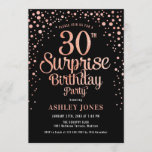 Surprise 30th Birthday Party - Zwart & Roos Goud Kaart<br><div class="desc">Verrassing 30e verjaardag feestuitnodiging. Elegant design in zwart en faux glitter roos goud. Beschikt over stijlvol scriptlettertype en confetti. Stuur me een bericht als je aangepaste leeftijd nodig hebt.</div>