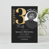 Surprise 30th Black Gold Birthday Invitation Foto Kaart (Staand voorkant)