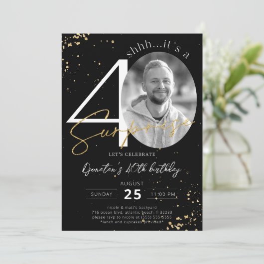 Surprise 40th Birthday Black Gold Photo Invitation Kaart (Staand voorkant)