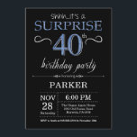 Surprise 40th Birthday Invitation Black and Blue Kaart<br><div class="desc">Verrassend 40e verjaardag Uitnodiging met Zwarte en Blauwe Glitter Achtergrond. Chalkboard. Volwassen verjaardag. Mannen of vrouwen uitgenodigd. Elke leeftijd. Voor verdere aanpassing,  te klikken gelieve de knoop "van de Aanpassing het"en ons ontwerphulpmiddel te gebruiken om deze sjabloon te wijzigen.</div>