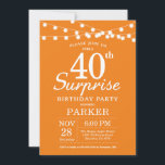 Surprise 40th Birthday Invitation Sinaasappel Kaart<br><div class="desc">Verrassing 40e verjaardag uitnodiging met strijklichten. Oranje achtergrond. Verjaardag van mannen of vrouwen. 13e 15e 16e 18e 20e 21e 30e 40e 50e 60e 70e 80e 90e 100e,  elke leeftijd. Voor verdere aanpassing klikt u op de knop "Aanpassen" en gebruikt u onze ontwerptool om deze sjabloon te wijzigen.</div>