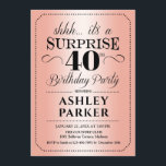 Surprise 40th Birthday Party - Roos Gold Kaart<br><div class="desc">Verrassing 40e verjaardag feestuitnodiging. Eenvoudig stijlvol design in roos goud en zwart. Met faux roos gouden folie en elegant script lettertype. Verrassingsfeest voor man of vrouw. Kan in om het even welke leeftijd worden aangepast!</div>