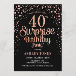 Surprise 40th Birthday Party - Zwart & Roos Goud Kaart<br><div class="desc">Verrassing 40e verjaardag feestuitnodiging. Elegant design in zwart en faux glitter roos goud. Beschikt over stijlvol scriptlettertype en confetti. Stuur me een bericht als je aangepaste leeftijd nodig hebt.</div>