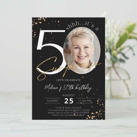 Surprise 50th Birthday Black Gold Photo Invitation Kaart (Staand voorkant)