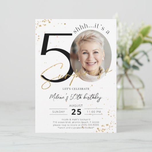 Surprise 50th Birthday Gold Photo Invitation Kaart (Staand voorkant)