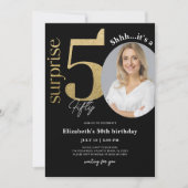 Surprise 50th Black Gold Birthday Invitation Foto Kaart (Voorkant)