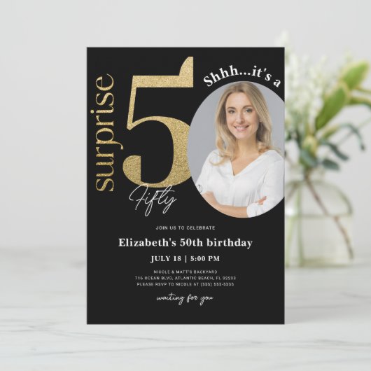 Surprise 50th Black Gold Birthday Invitation Foto Kaart (Staand voorkant)