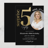 Surprise 50th Black Gold Birthday Invitation Foto Kaart (Voorkant / Achterkant)