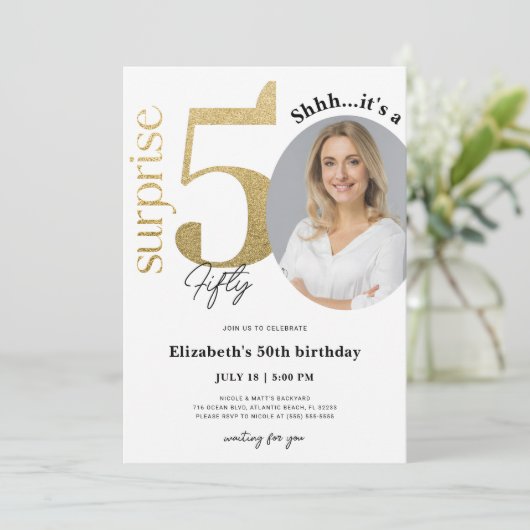 Surprise 50th Gold Birthday Invitation met foto Kaart (Staand voorkant)