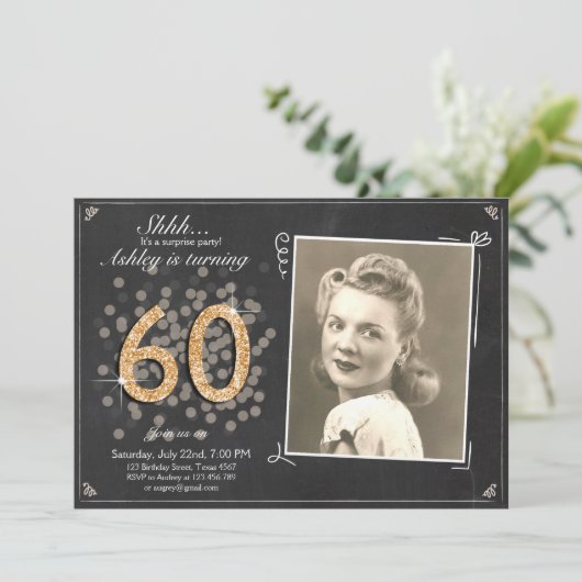 Surprise 60 verjaardagsuitnodiging Chalkboard Rust Kaart (Staand voorkant)