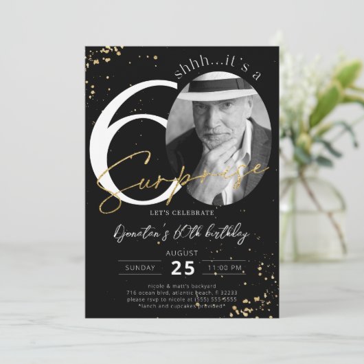 Surprise 60th Birthday Black Gold Photo Invitation Kaart (Staand voorkant)