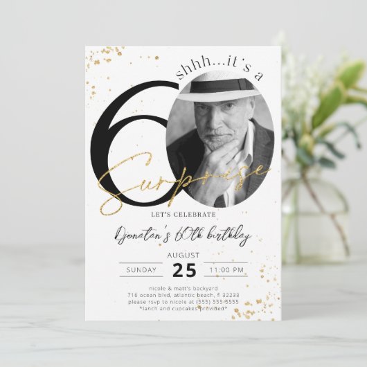 Surprise 60th Birthday Gold Photo Invitation Kaart (Staand voorkant)