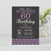 Surprise 60th Birthday Invitation Black and Paars Kaart (Staand voorkant)