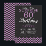 Surprise 60th Birthday Invitation Black and Paars Kaart<br><div class="desc">Verrassend 60e verjaardag uitnodiging met zwarte en Paarse Chevron. Chalkboard. Volwassen verjaardag. Man of vrouwen uitgenodigd. Voor verdere aanpassing,  te klikken gelieve de knoop "van de Aanpassing het"en ons ontwerphulpmiddel te gebruiken om deze sjabloon te wijzigen.</div>