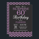 Surprise 60th Birthday Invitation Black and Paars Kaart<br><div class="desc">Verrassend 60e verjaardag uitnodiging met zwarte en Paarse Chevron. Chalkboard. Volwassen verjaardag. Man of vrouwen uitgenodigd. Voor verdere aanpassing,  te klikken gelieve de knoop "van de Aanpassing het"en ons ontwerphulpmiddel te gebruiken om deze sjabloon te wijzigen.</div>